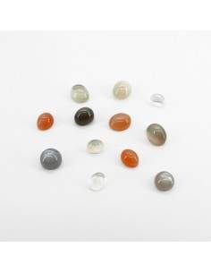 Pequenos cabochões de Adularia