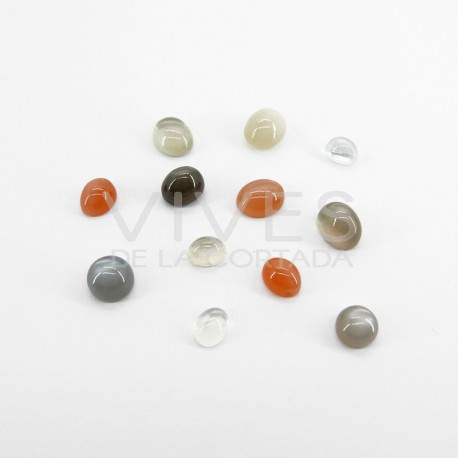 Pequenos cabochões de Adularia