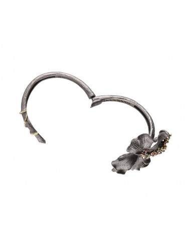 Flor da pulseira com gemas em...