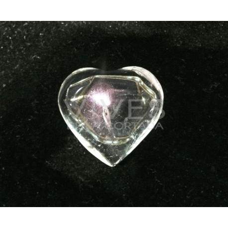 Pequeno coração esculpido em quartzo branco.